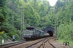 Mit einem Dgm erscheint 194 023 am Schwarzkopftunnel bei Heigenbrücken. (20.05.1981) <i>Foto: Joachim Bügel</i>