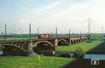 Mit Gdg 58539 fährt 221 131 über die Ruhrbrücke bei Duisburg-Kaiserberg. (23.05.1981) <i>Foto: Wolfgang Bügel</i>