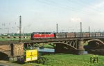 221 131 mit Gdg 58539 auf der Ruhrbrücke bei Duisburg-Kaiserberg. (23.05.1981) <i>Foto: Wolfgang Bügel</i>