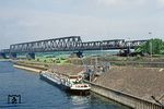 Über die Rheinbrücke zwischen Duisburg-Rheinhausen und -Hochfeld poltert eine 215 mit einem Nahverkehrszug. (23.05.1981) <i>Foto: Wolfgang Bügel</i>