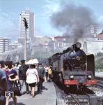 Reisende im Bahnhof Porto-Trindade mit Schmalspurlok CP E144 (Henschel, Baujahr 1931). (08.09.1972) <i>Foto: Johannes Glöckner</i>