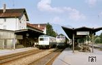 218 450 ist mit einem Eilzug von Oberstdorf nach München in Immenstadt eingetroffen. Am Hausbahnsteig steht ein 628 nach Isny. (17.08.1984) <i>Foto: Peter Schiffer</i>
