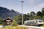 Am einsam gelegenen Haltepunkt Sibratshofen (der Ort ist ca. 3 km entfernt !) ist 627 102 eingetroffen. Einen Monat später wurde der Schienenverkehr am 29.9.1984 aus "technischen Gründen" auf der Strecke Kempten – Isny eingestellt. (18.08.1984) <i>Foto: Peter Schiffer</i>