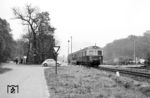 Ein Esslinger Triebwagenzug verläßt den Bahnhof Bentheim Nord in Richtung Gronau. Lange Wartezeiten waren für die Autofahrer vor den Schranken der BE und DB jahrzehntelang an der Tagesordnung. Erst 1998 wurde eine Bahnunterführung eröffnet.  (10.1964) <i>Foto: Reinhard Todt</i>