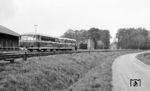 Dies ist einzige überlieferte Foto des Lokschuppens der Bentheimer Eisenbahn in Bentheim Nord. Links der große Zollgüterschuppen, daneben der Uerdinger Schienenbuszug der BE, im Hintergrund die Triebwagenhalle und im Vordergrund die Strecke nach Gronau.  (10.1964) <i>Foto: Reinhard Todt</i>