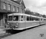 Der im Januar 1955 für verkehrsschwache Tageszeiten bzw. Relationen in Dienst gestellte T2 war der einzige einmotorige Uerdinger Schienenbus mit normaler Zug- und Stoßvorrichtung sowie mit erweitertem Packraum (statt WC), hier in Bentheim Nord. Im Juni 1970 wurde er an die Elmshorn-Barmstedt-Oldesloer Eisenbahn verkauft.  (10.1964) <i>Foto: Reinhard Todt</i>