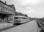 Der Schienenbus T2 und VB 24 im Pendelverkehr Nordhorn – Bentheim im Bahnhof Bentheim Nord. Wo damals an der Ladestraße noch ein Kohlenhandel ansässig war, befindet sich heute ein Containerumschlagplatz. Der alte Wasserkran wurde erst vor wenigen Jahren demontiert.  (10.1964) <i>Foto: Reinhard Todt</i>
