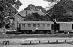 Auch der C2i 342 gehörte zu den Elzer „Aufbauwagen“ von 1949/50. Ab Mitte der 1960er Jahre lief er leihweise auf der ebenfalls von der BE betriebenen Meppen-Haselünner Eisenbahn, wo diese Aufnahme im Bahnhof Meppen entstand. 1970 wurde er an die Museumsbahn Hoorn – Medemblik verkauft. Über die Delmenhorst-Harpstedter Eisenbahn kehrte er schließlich 2004 in die Grafschaft Bentheim zurück, und zwar unter die Obhut des GrafMEC in Nordhorn. Ein weiteres Schwesterfahrzeug läuft heute auf der Museumsbahn Haaksbergen – Boekelo.  (09.1966) <i>Foto: Reinhard Todt</i>