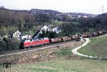 221 133-2 mit Gag 58 136 auf der Kalkbahn im Angertal zwischen Rhodenhaus und Flandersbach. (28.03.1981) <i>Foto: Wolfgang Bügel</i>