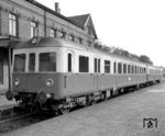 1952 beschaffte die BE u.a. drei Esslinger Triebwagen. Während die anderen seinerzeit in Esslingen gebauten Triebwagen jeweils über zwei Triebgestelle verfügen, besaßen die BE-Bauarten ein Trieb- und ein Laufgestell sowie einen 400 PS starken Motor. Das schmale Stirnfenster erinnert an den Wagenübergang, den die Esslinger der BE bis Ende der 1950er Jahre besaßen. Der VT 3, hier in Bentheim Nord, gelangte im Mai 1971 zur Hohenzollerischen Landesbahn und später zur Lokalbahn Lam-Kötzting bzw. zur Regentalbahn.  (10.1964) <i>Foto: Reinhard Todt</i>