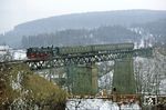 Über das Viadukt bei Angelroda rollt 94 1292 mit ihrem Sonderzug P 21525 Plaue entgegen. (27.02.1982) <i>Foto: Wolfgang Bügel</i>