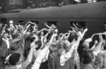 Abschied an einem Kindersonderzug in Hamburg Hbf. (23.08.1955) <i>Foto: Walter Hollnagel</i>