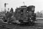 98 844 wurde am 02.11.1922 beim Bw Passau in Dienst gestellt. Hier wartet sie im Bahnhof Erlangen auf neue Aufgaben. Am 04. Mai 1964 wurde sie beim Bw Schweinfurt ausgemustert. (03.1960) <i>Foto: Reinhard Todt</i>