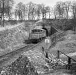 ETA 177 110 aus Volkmarsen verlässt den 33m langen Warburger Tunnel kurz vor dem Bahnhof Warburg. (04.1960) <i>Foto: Reinhard Todt</i>