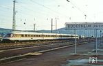 Mit der Einführung des zweiklassigen IC 79-Systems wurden die ET 403 aus dem InterCity-Verkehr abgezogen und verdienten sich ihr Gnadenbrot im Sonderreiseverkehr. Ab 1982 erlebten sie überraschenderweise ihren zweiten Frühling als "Lufthansa-Airport-Express". In der Interimsphase steht 403 003/002 als Sonderzug im Bahnhof Rüdesheim. (03.07.1981) <i>Foto: Joachim Bügel</i>