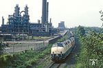 Vorbei an der BP-Raffinerie in Gelsenkirchen-Erle erreichen 221 120 und 221 106 vor Ng 63595 den Bahnhof Hugo. (18.09.1981) <i>Foto: Wolfgang Bügel</i>