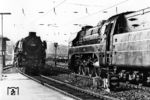 Begegnung zwischen zwei "edlen Rennern" (10 001 und 01 1100) des Bw Kassel im Bahnhof Marburg an der Lahn. (04.1966) <i>Foto: J.A. Bock, Slg. J. Glöckner</i>