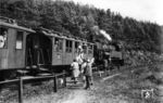 Abschied an einem Personenzug, gezogen von einer pr. T 14.1 (Baureihe 93), an einem nicht näher bezeichneten Ort. (1934) <i>Foto: RVM</i>