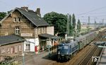 110 277 (Bw Köln-Deutzerfeld) trifft mit N 8684 (Köln - Krefeld) im Bahnhof Nievenheim ein. (24.07.1984) <i>Foto: Peter Schiffer</i>