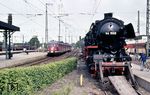 Zum Fahrplanwechsel, am 2.Juni 1984, wurden die Nahverkehrstriebwagen der Baureihe 430 nach 28 Einsatzjahren abgestellt. Gleichzeitig wurde die S 4 zwischen Unna und Dortmund-Lütgendortmund eröffnet. Während 430 420 auf dem Weg von Dortmund nach Paderborn letztmalig in Unna eintrifft, wird die ebenfalls vergangene Dampfära durch 44 1558 repräsentiert. Den Eröffnungszug der neuen S-Bahnlinie 4 bespannte übrigens 111 182, die dem Fotografen allerdings kein Bild wert war. (02.06.1984) <i>Foto: Peter Schiffer</i>