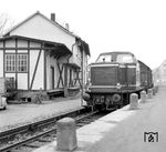V 601 der Ilmebahn, ein in Einbeck (Krs. Northeim) ansässiges regionales Verkehrsunternehmen, rangiert im Bahnhof Dassel, dem Endpunkt der Bahn. (20.02.1973) <i>Foto: Johannes Glöckner</i>