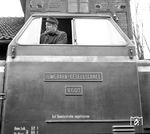 Der Lokführer auf V 601 im Bahnhof Dassel. Im Dezember 1955 wurde die Lok an die Ilmebahn ausgeliefert und im Oktober 1986 ausgemustert. (20.02.1973) <i>Foto: Johannes Glöckner</i>