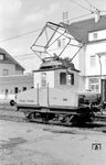 EL4 "Lina" der Trossinger Eisenbahn (AEG, Baujahr 1902) wurde vor allem im Stadtbahnhof Trossingen für das Rangieren der Güterwagen an die Güterhalle eingesetzt. Um 1930 erhielt die ursprünglich tannengrüne Lok einen Scherenstromabnehmer und den neuen Farbanstrich in blau/elfenbein. 1967 wurde sie nach 65 Jahren Einsatzzeit als damals älteste betriebsfähige E-Lok in Deutschland abgestellt. Heute fährt die vorbildlich restaurierte Lok wieder bei der Trossinger Eisenbahn im Museumseinsatz. (29.04.1973) <i>Foto: Johannes Glöckner</i>