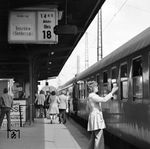 Bahnsteigszene am Reisebüro-Sonderzug nach Rijeka in Dortmund Hbf. (11.05.1973) <i>Foto: Johannes Glöckner</i>