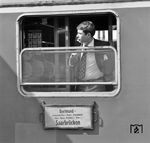 Auf die Abfahrt seines Zuges nach Saarbrücken wartet dieser Reisende in Dortmund Hbf. (11.05.1973) <i>Foto: Johannes Glöckner</i>