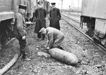 Entfernung des Zünders bei einer Fliegerbombe im Hagener Güterbahnhof. Da bei dieser gefährlichen Arbeit sicherlich keine Zuschauer erlaubt waren, dürfte es sich wohl um ein gestelltes Propagandafoto handeln.  (1944) <i>Foto: RVM (Eckler)</i>