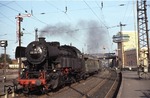 065 014-3 läuft mit einem Personenzug aus Miltenberg in den Bahnhof Aschaffenburg Hbf ein. (20.09.1971) <i>Foto: Peter Schiffer</i>