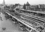 Um die Leistungsfähigkeit der Konstanzer Rheinbrücke von 1863 zu steigern, beschloss die Stadt Konstanz in Zusammenarbeit mit dem damaligen Straßenbauamt und der Deutschen Reichsbahn, die Brücke grundlegend umzubauen. Die Stützweiten blieben unverändert, die Brücke wurde um rund 50 % verbreitert. Das Bild zeigt den Bauzustand im Jahr 1937.  (1937) <i>Foto: RVM</i>