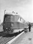 Pressewirksam wird im Bahnhof Bergen auf Rügen dem SVT 137 233a der Abfahrauftrag erteilt. (1955) <i>Foto: Dreyer</i>