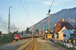 Im letzten Licht des Tages dieselt 601 008 aus dem Bahnhof Bayerisch Gmain. (22.09.1981) <i>Foto: Wolfgang Bügel</i>