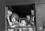 Fröhliche Kinder in einem Sonderzug im Bahnhof Frankfurt/Oder. (09.07.1957) <i>Foto: Historische Sammlung der Deutschen Bahn AG (Ruth Stier)</i>