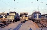 Während 194 585 durch Nürnberg Hbf geschleppt wird, wartet daneben 118 048 mit E 3422 nach Würzburg auf Ausfahrt. (23.09.1983) <i>Foto: Peter Schiffer</i>