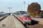 215 025 vor E 3417 (Nimwegen - Koblenz) im Bahnhof Geldern am Niederrhein. (10.11.1983) <i>Foto: Peter Schiffer</i>