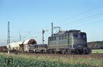 140 142 mit einem Güterzug zwischen Abzweig Tiefenbroich und Ratingen-West. (30.10.1984) <i>Foto: Peter Schiffer</i>