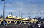 Ein unerkannt gebliebener 403 ist als Lufthansa-Airport-Express (TEE 65) von Düsseldorf-Flughafen nach Frankfurt-Flughafen am Kölner Betriebsbahnhof unterwegs. (03.12.1984) <i>Foto: Peter Schiffer</i>