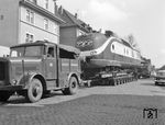 Wechselseitig wurde eine Kaeble-Zugmaschine offenkundig als "Vorspann-" oder "Schiebe-"Fahrzeug eingesetzt. (06.1960) <i>Foto: Willi Marotz</i>