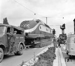 Und dann hat es der VT 11-Transport doch geschafft und kann die Hauptverkehrskreuzung an der Martin-/Rüttenscheider Straße räumen. (08.09.1960) <i>Foto: Willi Marotz</i>