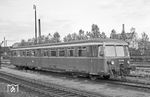 Der Akku-Triebwagen der Baureihe ETA 150 (ab 1968: BR 515) wurde 1955 in Dienst gestellt. Hier ist der nur die 2. Klasse führende Steuerwagen ESA 150 050 in Hameln zu sehen.  (08.1960) <i>Foto: Reinhard Todt</i>