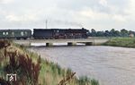 012 066 mit D 1737 auf der Sauteler Kanalbrücke bei Neermoor. (10.08.1974) <i>Foto: Prof. Dr. Willi Hager</i>
