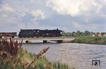 042 347 überquert den Sauteler Kanal bei Neermoor, der Ende der 1960er Jahre als künstliches Gewässer zur Verbesserung der Entwässerung in den Gemeinden Großefehn und Moormerland angelegt wurde.  (10.08.1974) <i>Foto: Prof. Dr. Willi Hager</i>