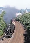 044 953-8 passiert mit Durchgangsgüterzug Dg 53067 aus Gremberg das Örtchen Roßbach an der Sieg. (21.08.1975) <i>Foto: Peter Schiffer</i>