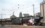 044 592-4 (44 1596) hat soeben den Gremberger Rangierbahnhof verlassen und beschleunigt den Kieszug Gdg 57979 (für Bau der Autobahn A 45) durch den Bahnhof Porz/Rhein. (25.06.1975) <i>Foto: Peter Schiffer</i>