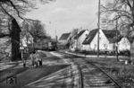 Das Bild in Weiher verdeutlicht gut die beengten Verkehrsverhältnisse, die die Sekundärbahn Erlangen – Gräfenberg fast in jedem Ort zu überwinden hatte. (03.1960) <i>Foto: Reinhard Todt</i>