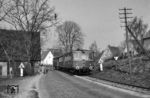 VT 70 942 in Weiher, das der Zug immerhin mit 40 km/h passieren durfte. (03.1960) <i>Foto: Reinhard Todt</i>