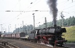 20 Minuten vor Plan verlässt 044 592-4 (44 1596) mit dem nachmittäglichen Güterzug Dg 53067 nach Betzdorf den Rangierbahnhof Gremberg. (05.07.1975) <i>Foto: Peter Schiffer</i>