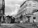 Durch das Stadtzentrum von Forst (Lausitz) zwängt sich Lok 3 (Krauss, Baujahr 1925) der Stadteisenbahn mit einem Rollbock-Güterzug. (1965) <i>Foto: Gerhard Illner</i>